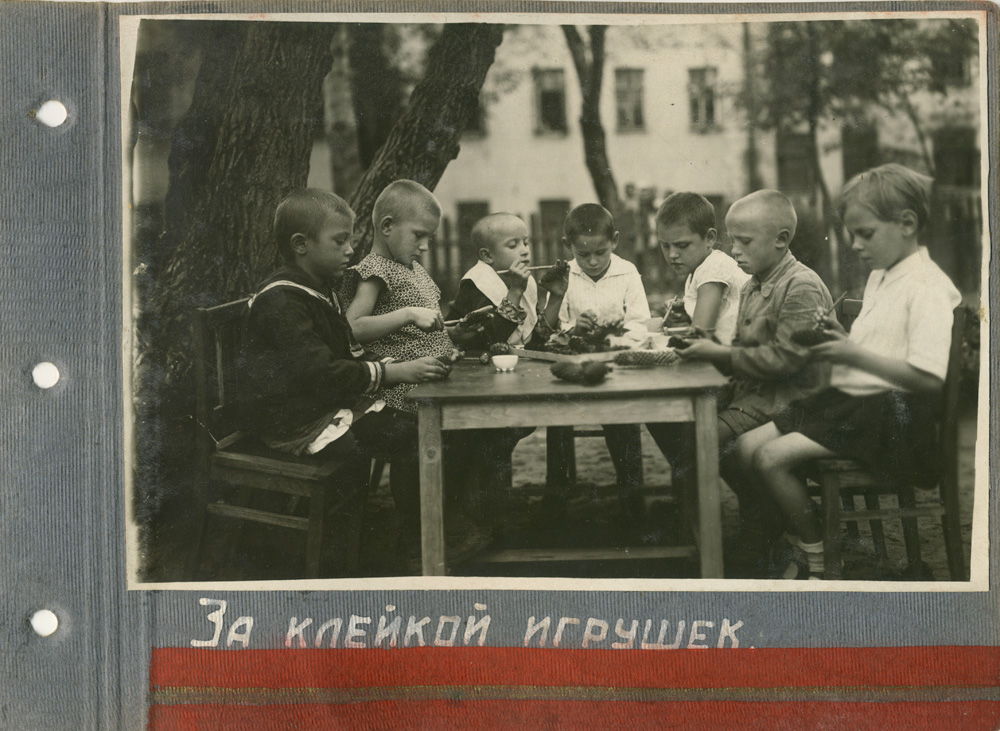 Детство 18. Детсады в 1938 году. Альбом детский сад СССР. Фотоальбомы СССР детский сад. Детские игрушки 1938 год.