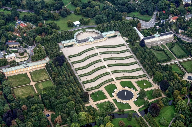 Дворец Сан-Суси вид с воздуха (https://fr.wikipedia.org/wiki/Palais_de_Sanssouci#/media/Fichier:Sanssouci-Air.JPG)