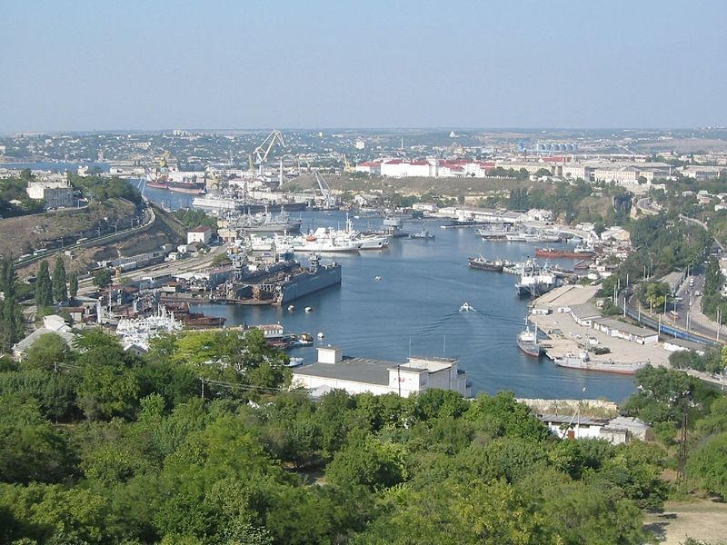 Южная бухта - здесь расположена Судоверфь, Севастопольский морской завод, многочисленные причалы, а также жд вокзал Севастополь, бухты, город, интересное, туризм