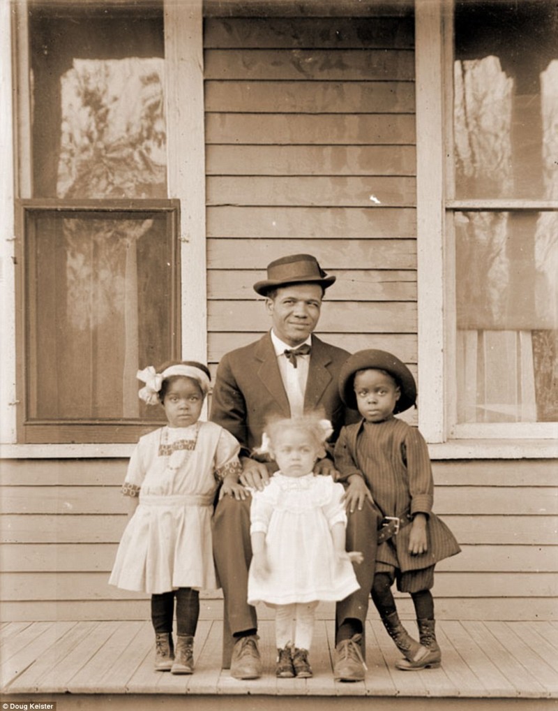 Манитоба Джеймс с детьми  афроамериканец, история, прошлое, сегрегация, фотография