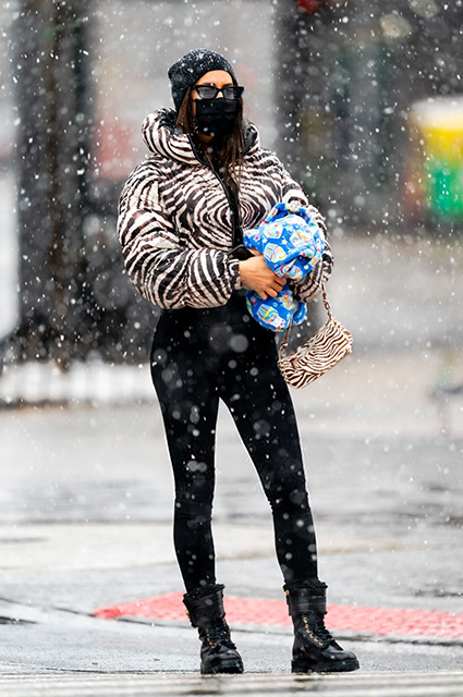 Одним солнечным зимним днем: Ирина Шейк с дочерью Леей на прогулке в Нью-Йорке модель, Ирина, дочери, звезда, отправилась, Очередной, подобно, ранее, Gucci, аксессуар, модный, девочки, сумочку, выпускала, шапка, сумка, коричневая, солнцезащитные, погодой, черная