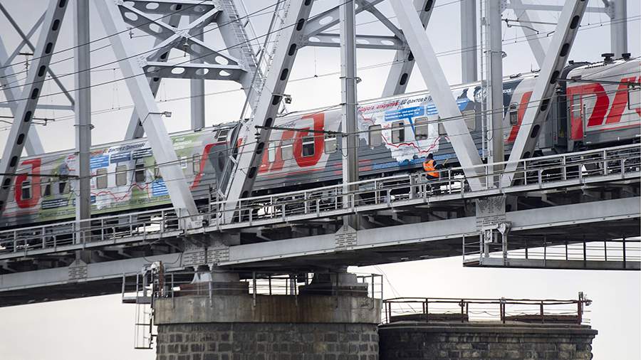 Два пассажирских поезда из Москвы во Владивосток задерживаются после схода вагонов в Приамурье