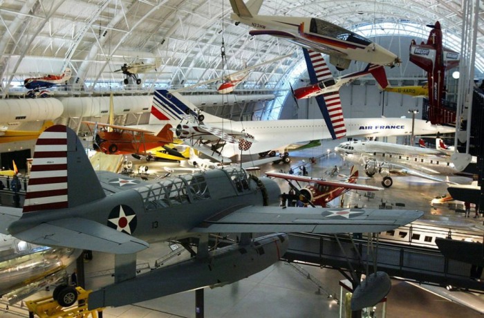 Самолеты в ангаре Джеймса С. МакДоннелла в Центре имени Стивена Ф. Удвара Хэйзи Национального музея авиации и космонавтики в Шантилли.