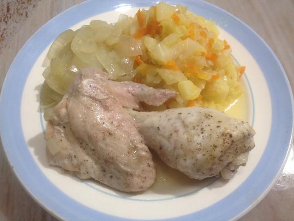 Тушеная курица на луковой подушке очень, сотейник, курица, перец, горошком, молотый, лавровый, примерно, выкладываю, курицу, чеснок, половину, будет, минут, нарезаю, чтобы, закрываю, рецепт, Разрезаю, добавляю