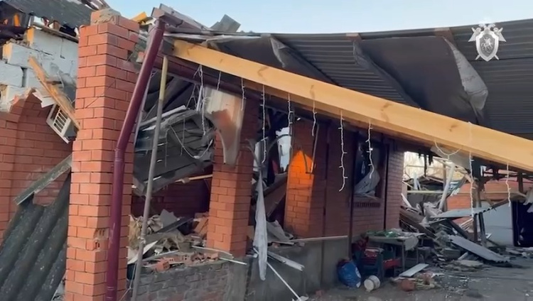Дом взорвался на Кубани в Курганинске: семья пострадала, работают следователи
