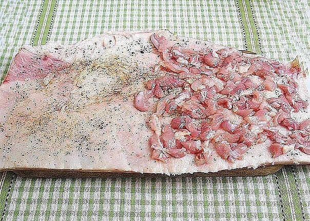 Вкусный рулет из домашнего сала! Вкусный рулет из домашнего сала!