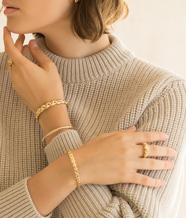 На какой руке носить браслет женщине: учимся правильно носить золотые и серебряные украшения на руке аксессуары
