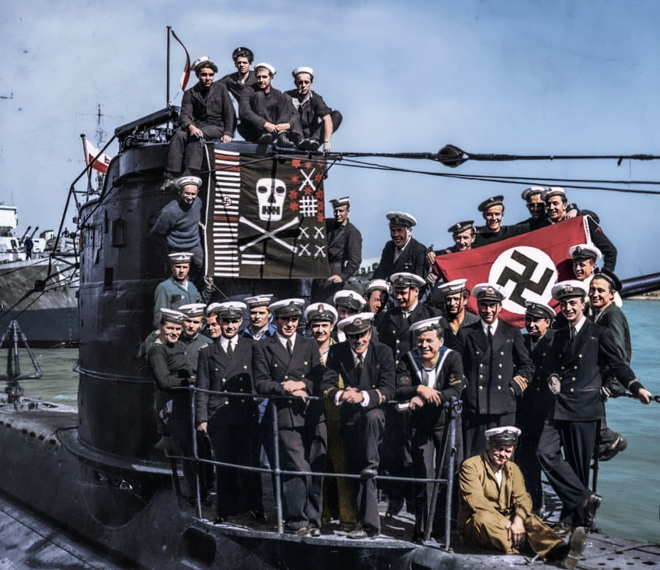 ​Команда подводной лодки Sokół в Гибралтаре, 1944 год. Раскрашенное фото facebook.com/PolishNaval - Первым всегда трудно | Warspot.ru