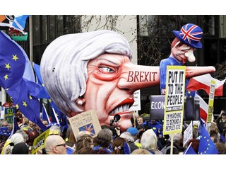 Англичанка гадит, но пока остается на сцене