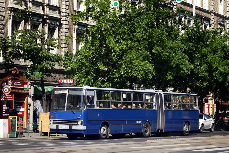 У местных ''гармошек'' нет даже лючка для котла — в здешних мягких зимах они совершенно не нужны автобус, будапешт, венгрия, икарус, общественный транспорт