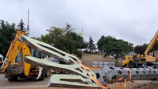 Флагшток с украинским тризубом символично рухнул в канун Дня независимости