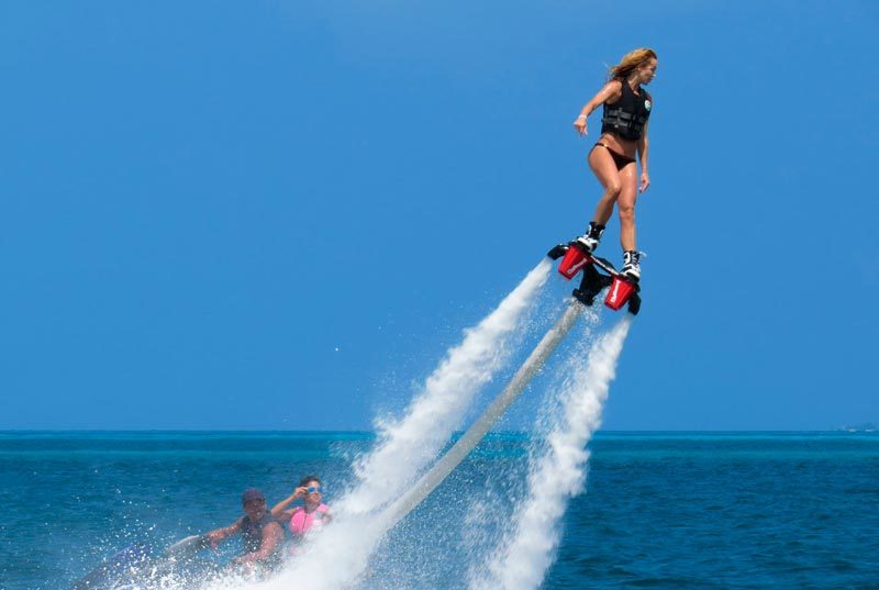 ​Flyboard позволяет подниматься в воздух благодаря мощным струям воды zapata-racing.com - Изобретателю реактивного ховербайка запретили летать  | Военно-исторический портал Warspot.ru