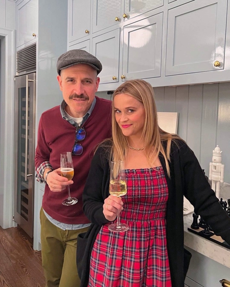 Фотосессии в пижамах и шапках Санты: как Мэрайя Кэри, Риз Уизерспун, Джаред Лето и другие звезды встретили Рождество Хроника