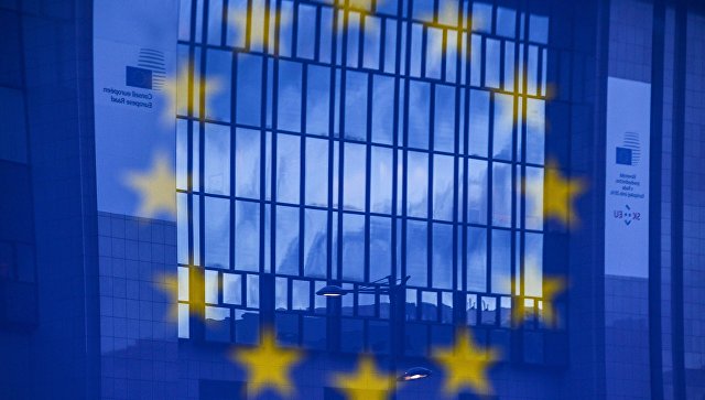 Отражение флага Евросоюза на фоне здания в Брюсселе. Архивное фото