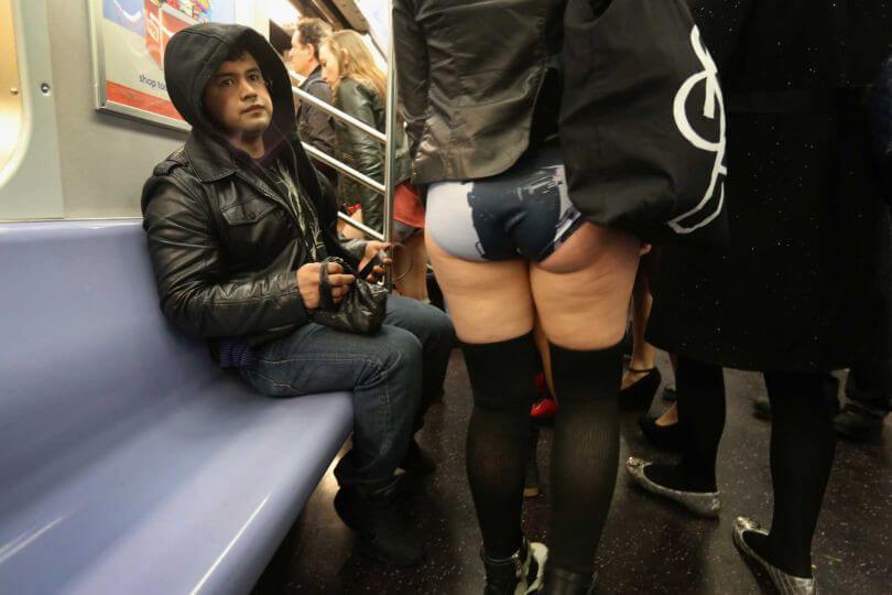 В москве под юбкой в метро