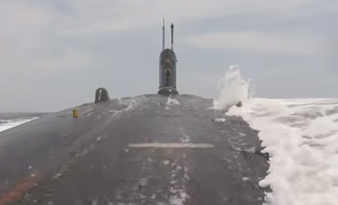 Атомная субмарина идет под поверхностью: на корпус установили камеру и сняли погружение
