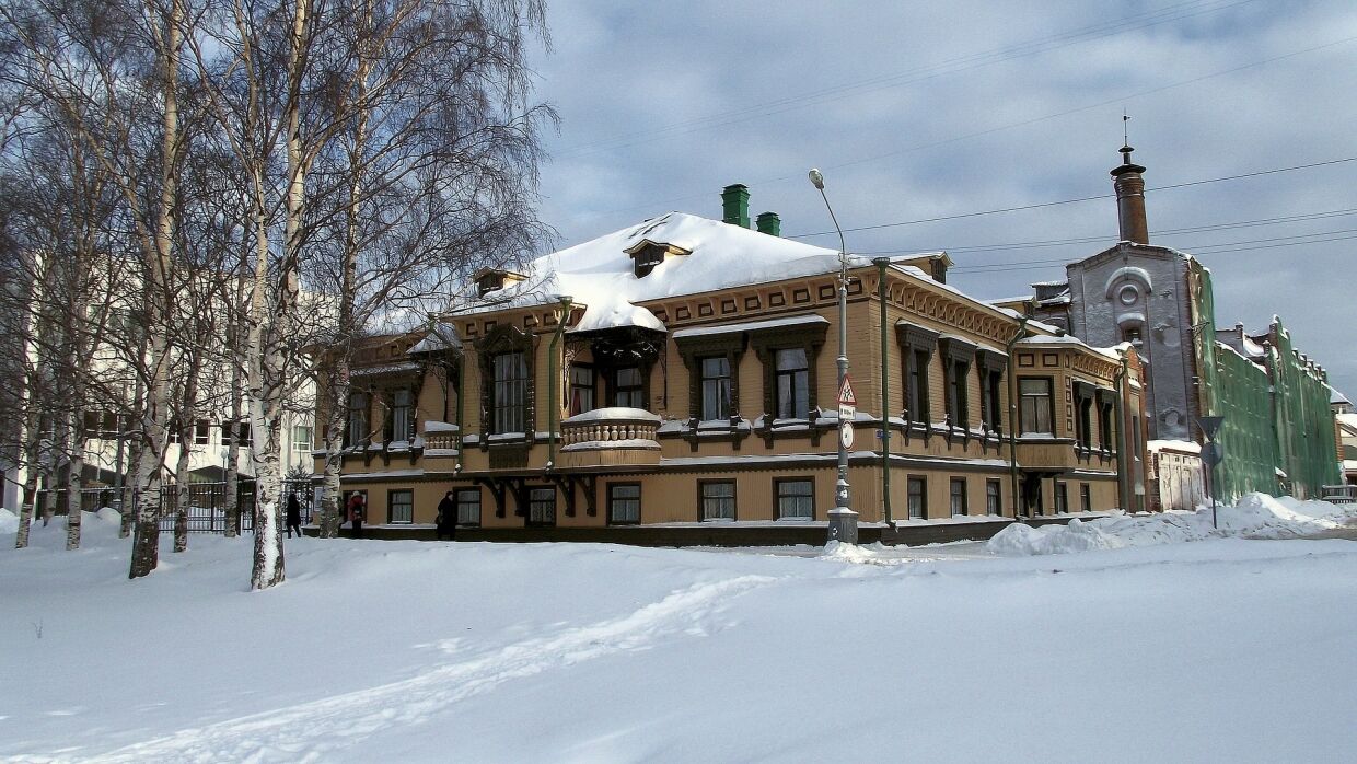 Усадьба никак не связана с Архангельском. Свое название она получила в честь Михаила Архангела