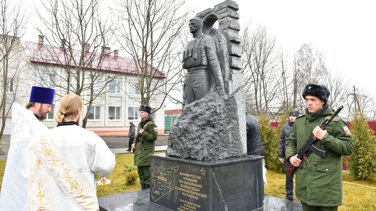 Памятник погибшим в Сирии российским военным открыли в Брянской области