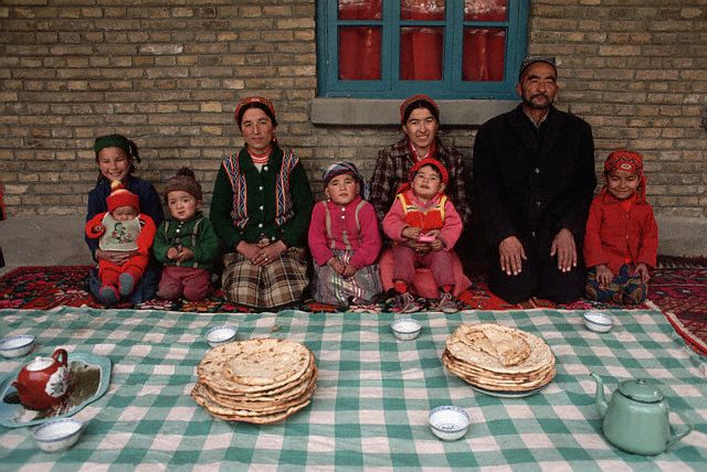 Семья мусульман-уйгуров. (Фото Earl & Nazima Kowall / Corbis.)