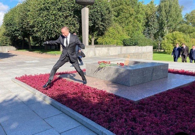 Губернатор Петербурга Александр Беглов перепрыгнул клумбу и вновь стал мемом (20 фото)