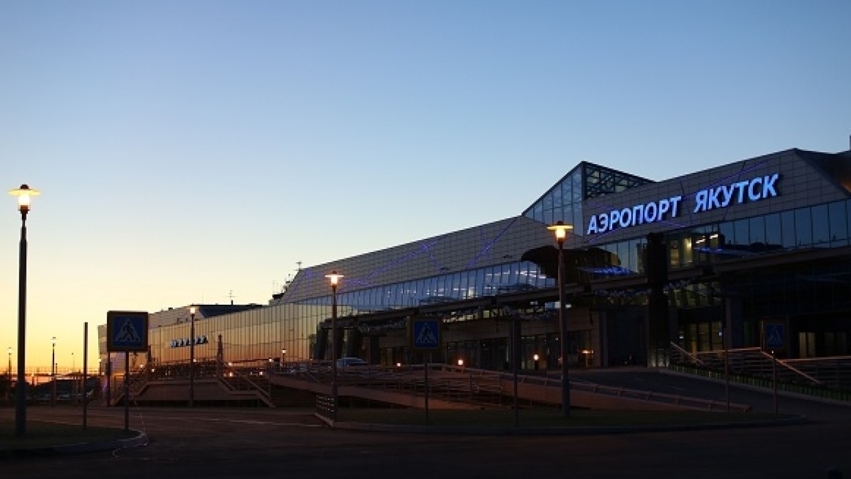 Взлет и посадка самолетов приостановлены в аэропорту Якутска