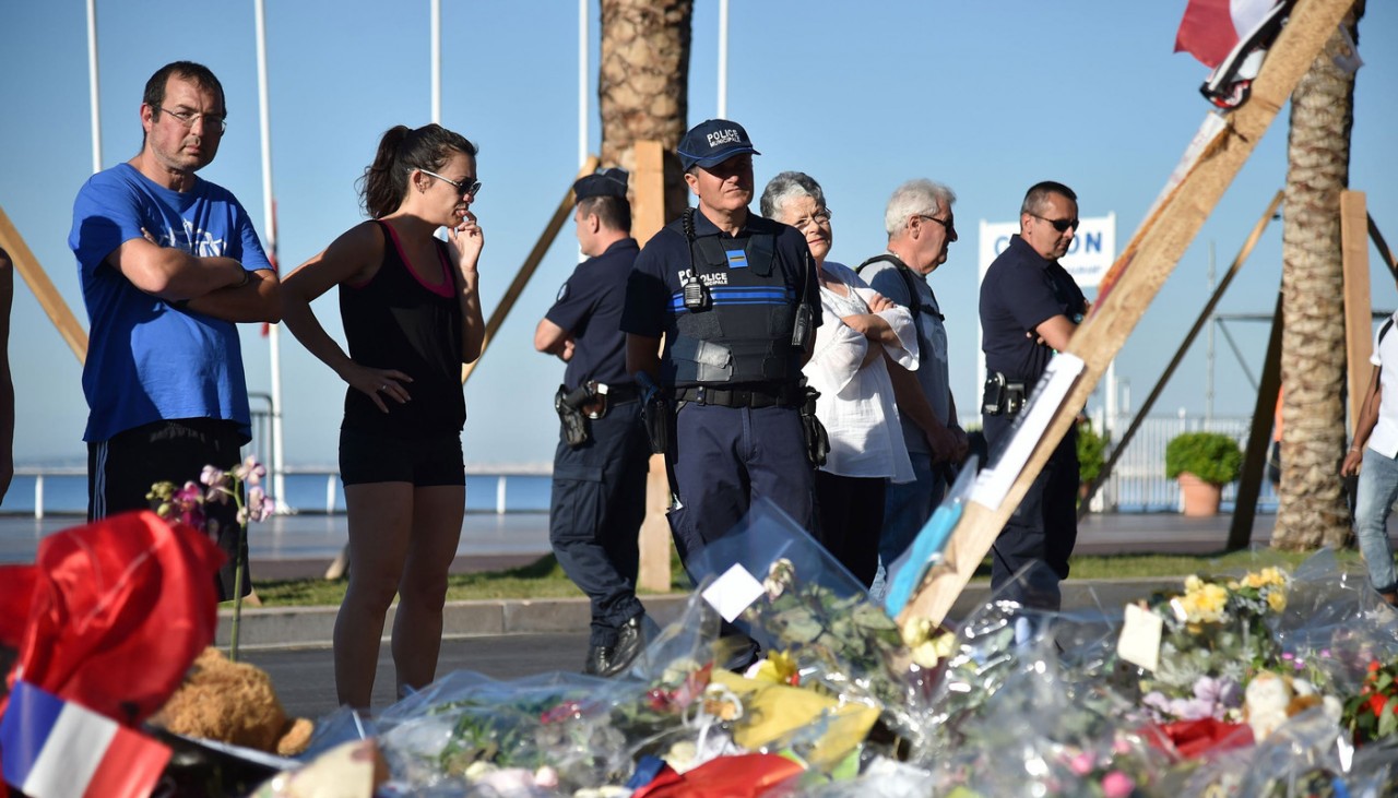 <p>Террористический акт в Ницце произошёл 14 июля 2016 года примерно в 22:30. 31-летний выходец из Туниса Мохамед Лауэж-Булель на 19-тонном грузовике врезался в толпу людей, наблюдавших на Английской набережной за салютом в честь Дня взятия Бастилии. 86 человек погибли и 308 получили ранения</p>