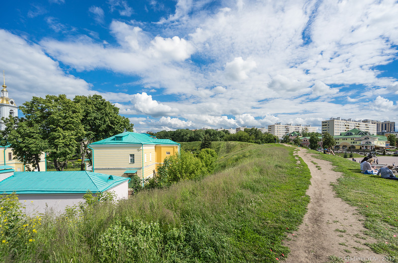 Дождь в дмитровском районе. Дмитровский Кремль валы. Дмитровский Кремль Земляной вал. Дмитровский Кремль (музей-заповедник). Дмитров вал.