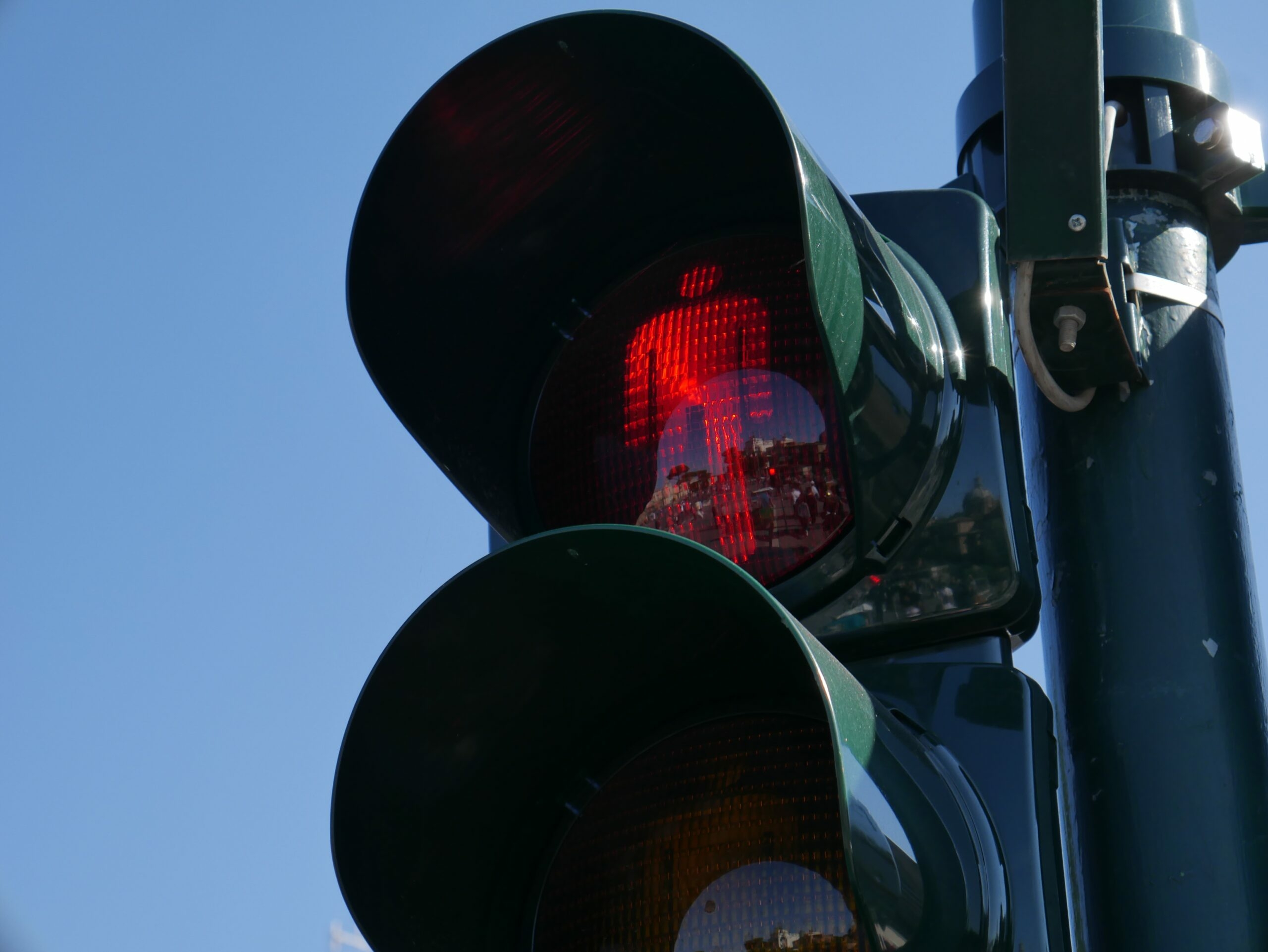 Перебегавшую на красный свет дорогу шестилетнюю девочку сбила машина в Петергофе
