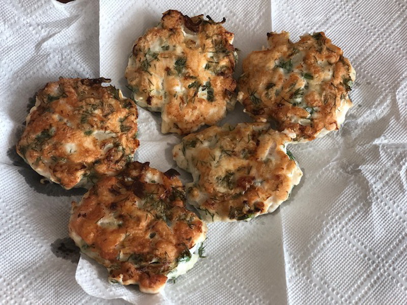 котлеты из фарша в панировочных сухарях. обмакиваем филе во взбитое яйцо и обваливаем в молотых сухарях. рубленные котлеты в сухарях. котлеты рубленные из курицы обваленные в сухарях. обваляйте их в сухарях.