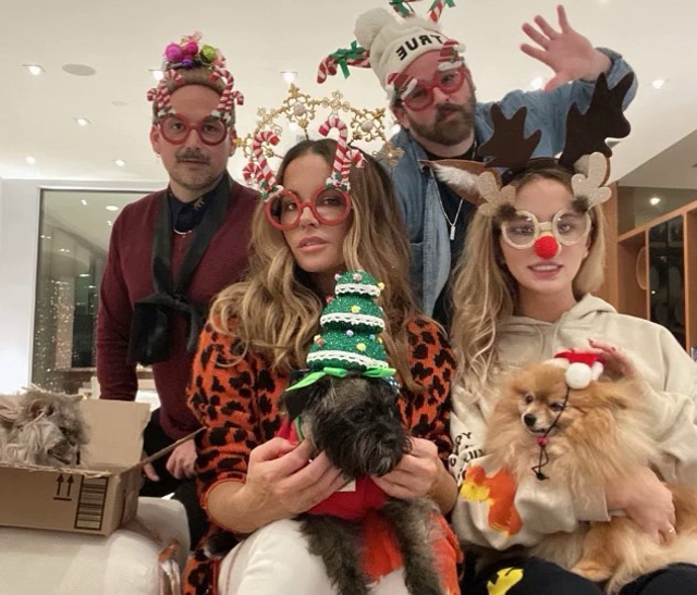 Фотосессии в пижамах и шапках Санты: как Мэрайя Кэри, Риз Уизерспун, Джаред Лето и другие звезды встретили Рождество Хроника