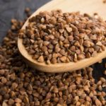 Гречка на деревянной ложке