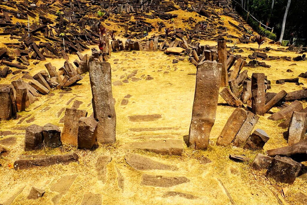 Территория Гунунг Паданг покрыта массивными прямоугольными камнями вулканического происхождения
