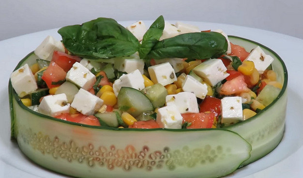 Изумительно вкусный овощной салат с легкой заправкой…
