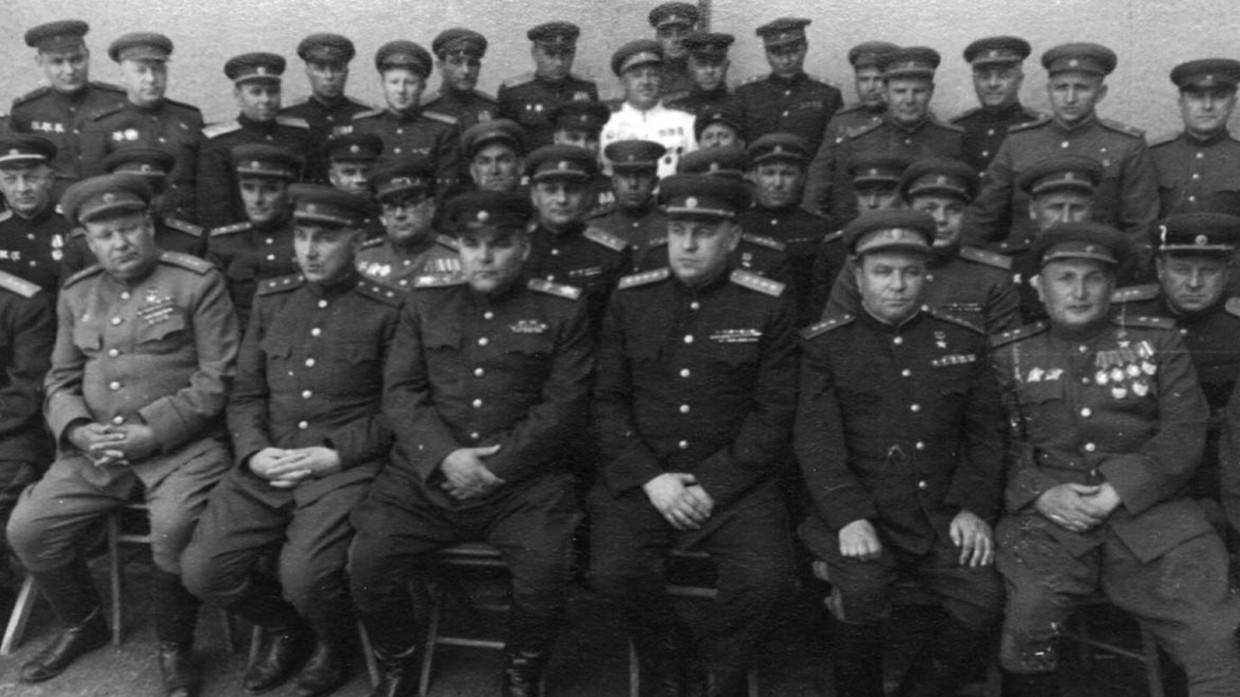 Минобороны РФ показало уникальные архивные снимки фронтовых будней советских полководцев Армия