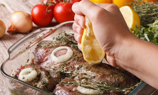 Мясо тает во рту: размягчаем свинину маринадом и раскрываем вкус