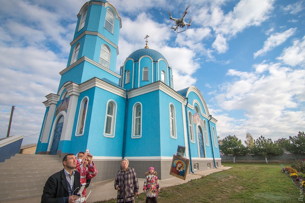 Чтобы победить преступность, село под Одессой облетел дрон с иконой Казанской Божьей Матери