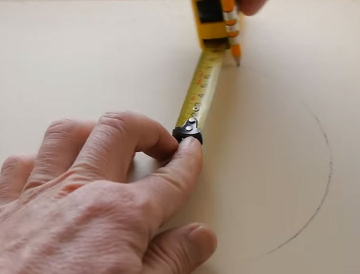 Рулетка в роли циркуля.