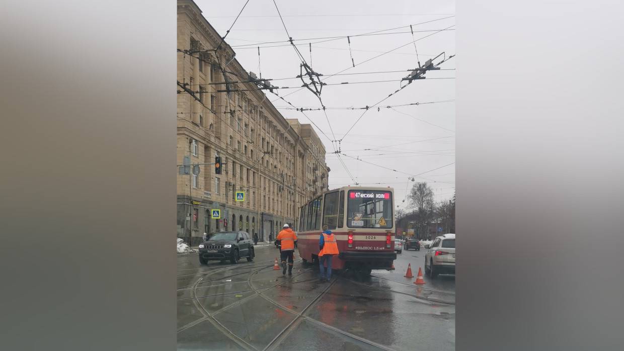 Трамвай сошел с рельсов и парализовал движение транспорта в Петербурге