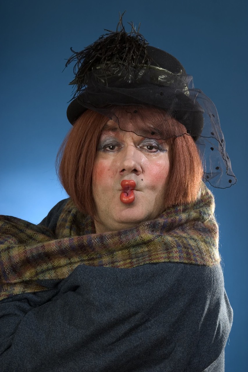 С.Садальский в роли Мисс Боэлс, "Мышеловка", режиссер В.Соломин