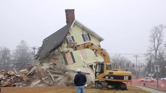 Как сносят частные дома