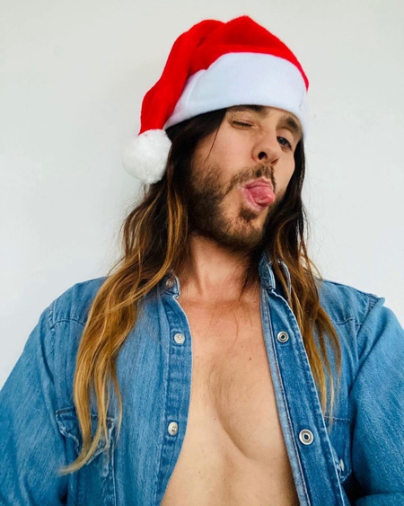 Фотосессии в пижамах и шапках Санты: как Мэрайя Кэри, Риз Уизерспун, Джаред Лето и другие звезды встретили Рождество Хроника