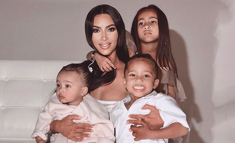 Все лучшее детям: Ким Кардашьян разбила парк Юрского периода на заднем дворе своего дома