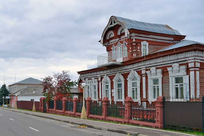 Почему город Злынка под Брянском называют «кружевным» и какими узорами украшены его дома город, Злынки, здесь, можно, резьбы, резьба, Злынку, плотниками, также, Брянска, который, резьбой, почти, встретишь, города, жителей, Осипова, городе, Кстати, сохранились