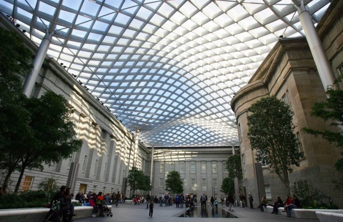  Внутренний двор Роберта и Арлин Когод с его изысканным стеклянным потолком, созданным известным на весь мир архитектором Норманном Фостером.