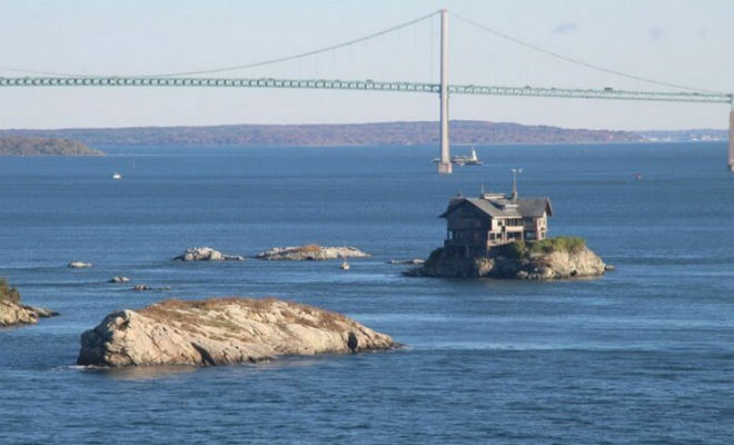 Мужчина лишился дома, но не переживал, а купил островок размером с дом и построил новое жилье на нем Мужчина лишился дома, но не переживал, а купил островок размером с дом и построил новое жилье на нем Культура