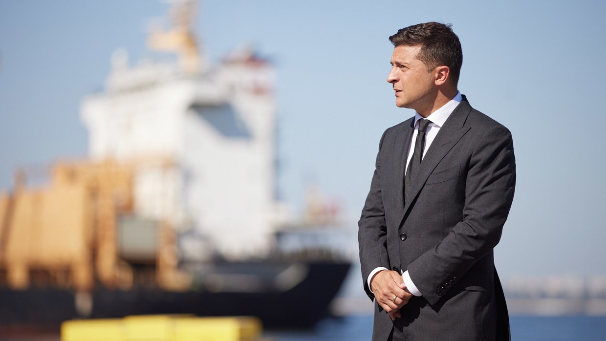 «Путь Зеленский один воюет»: большинство украинцев не видят в России врага