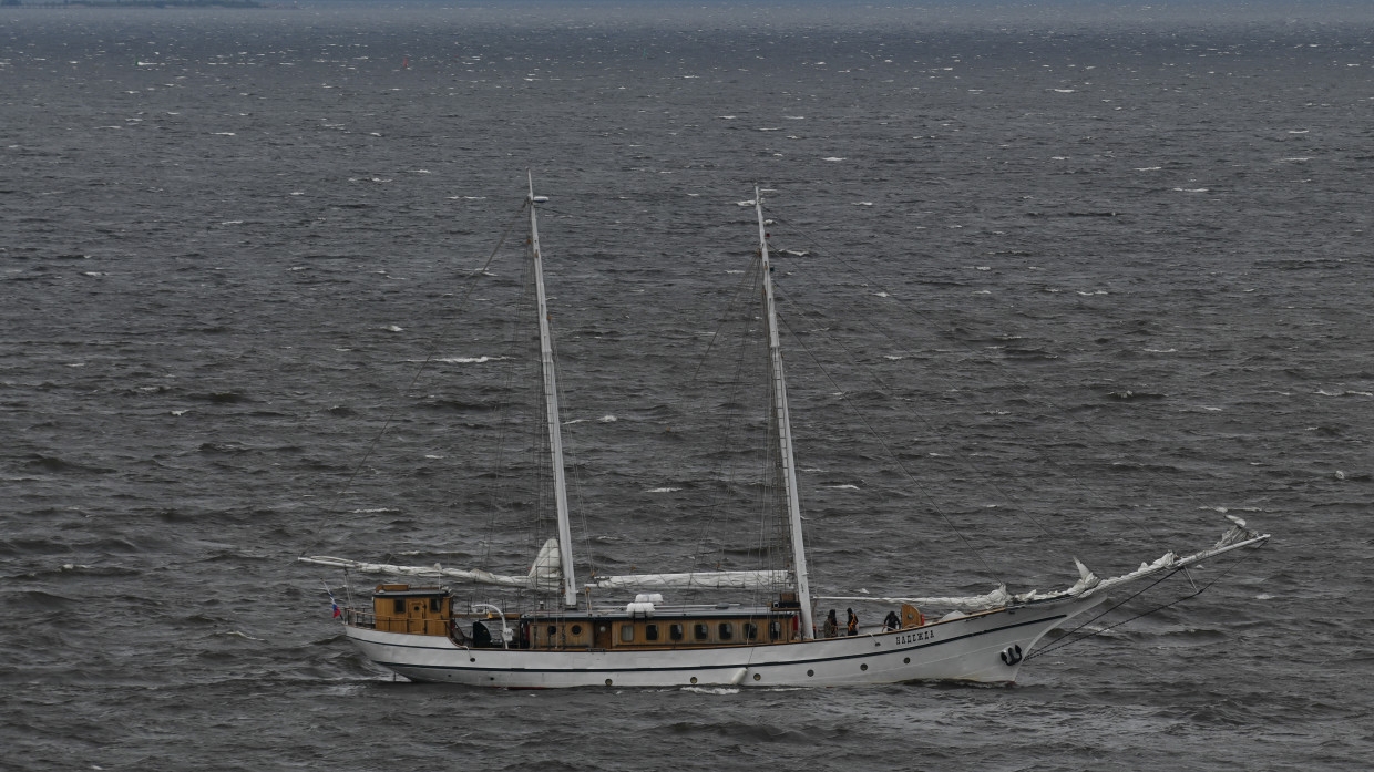 Судно на белом море 5 букв. Судно Фаворит. Судно Фаворит белое море. Кораблекрушение в белом море. Favorite судно.