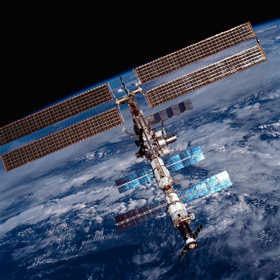 ​Международная космическая станция в полёте; август 2001 года. NASA spaceflight.nasa.gov - Туристом на орбиту | Warspot.ru