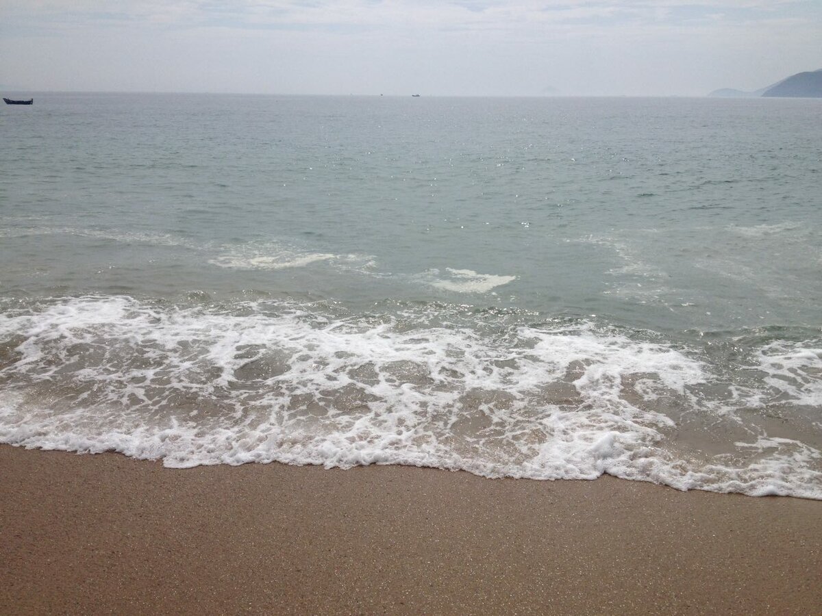 Почему-то мне легче расставаться с переживаниями, когда смотрю на морские волны...