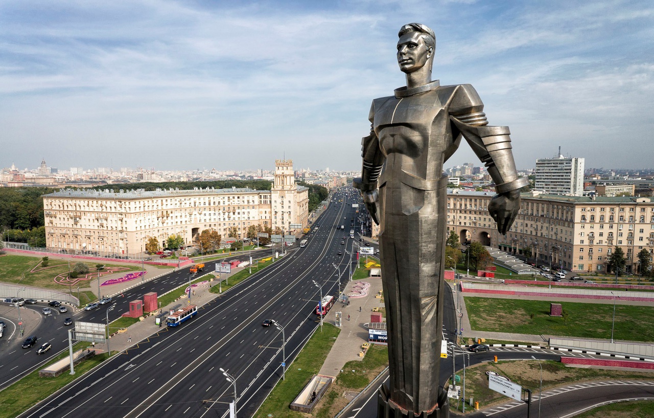 Самая узнаваемая. Памятник Гагарина в Москве на Ленинском проспекте. Памятник Юрию Гагарину на Ленинском проспекте. Памятник Гагарину в Москве на площади Гагарина. Памятник Гагарину на Ленинском проспекте 1980.